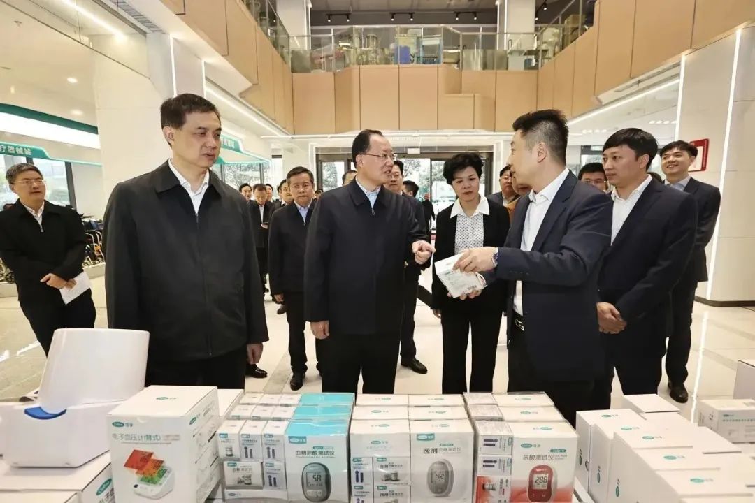 省委副书记、省长毛伟明到可孚医疗调研