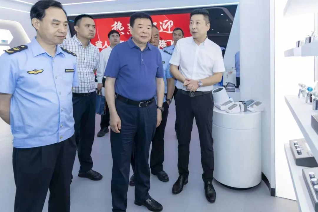 省人大常委会副主任陈飞领导一行到可孚医疗智能装备总部基地调研指导